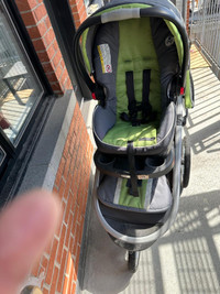 Poussette bébé avec une chaise de bébé 