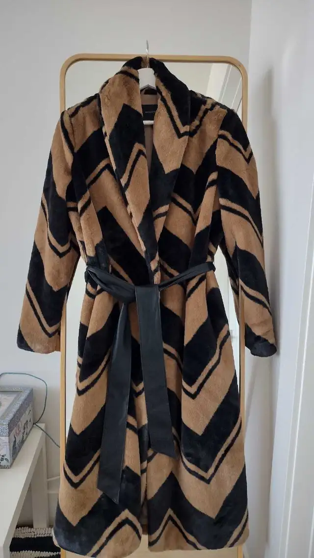 faux -fur coat in Women's - Tops & Outerwear in City of Halifax - Image 2
