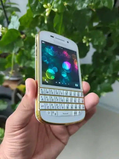 Very rare Blackberry Q10 Gold/White Special Limited Edition! See photos for gold trim on the rear co...