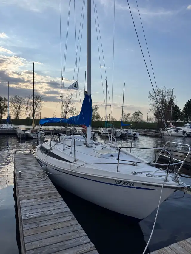 1981 capital yachts Newport 27 sailboat in Sailboats in Ottawa - Image 5
