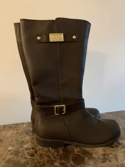 Pics 1-2: NWT brown Michael Kors boots, size 4 youth/6 in women. Purchased for 100$ asking only 50$....