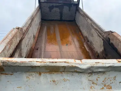 I am selling a 1990 Kenworth T800 dump truck, a robust and reliable workhorse ready for your toughes...