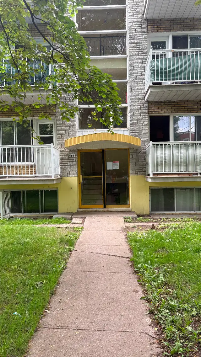 4 1/2 - 2 chambres fermées - réfrigérateur et cuisinière fournis