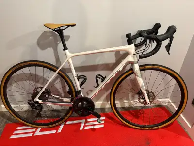 Scott addict contessa Size medium woman’s Carbon Shimano ultegra 11spd disc mechanical 170mm crank 3...