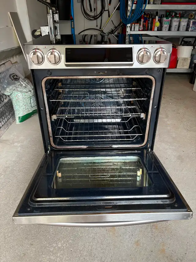 Samsung range stove in Stoves, Ovens & Ranges in Markham / York Region - Image 5