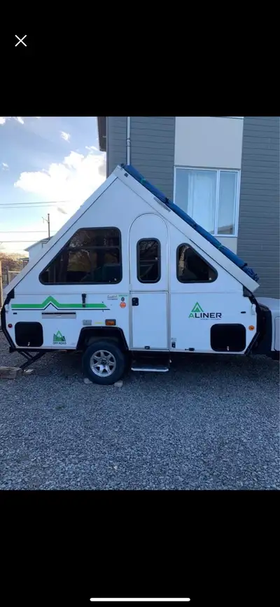 Cette roulotte Aliner usagée est le compagnon de route idéal, offrant une conception ingénieuse et c...