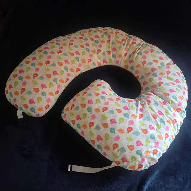 Boppy Nursing Pillow good condition in Other in Markham / York Region - Image 3