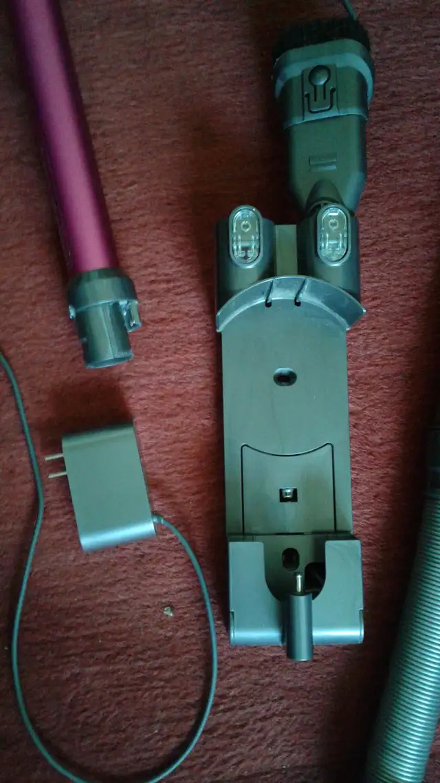 DYSON CORDLESS VACUUM CLEANER in Vacuums in City of Toronto - Image 4