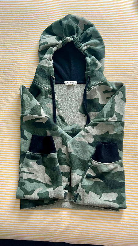 Hoodie Camouflage Crop Top - Garage - Taille M dans Femmes - Hauts et vêtements d'extérieur  à Laval/Rive Nord
