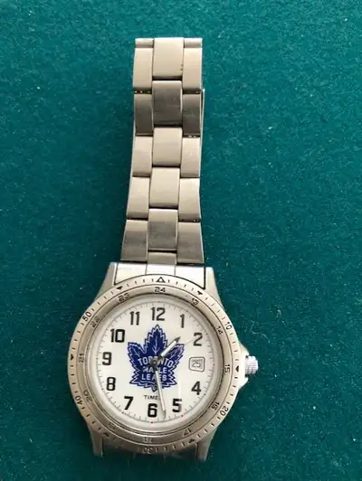 Men's TIMEX watch Has been sitting for a long time... Some light scratches on the band Currently not...