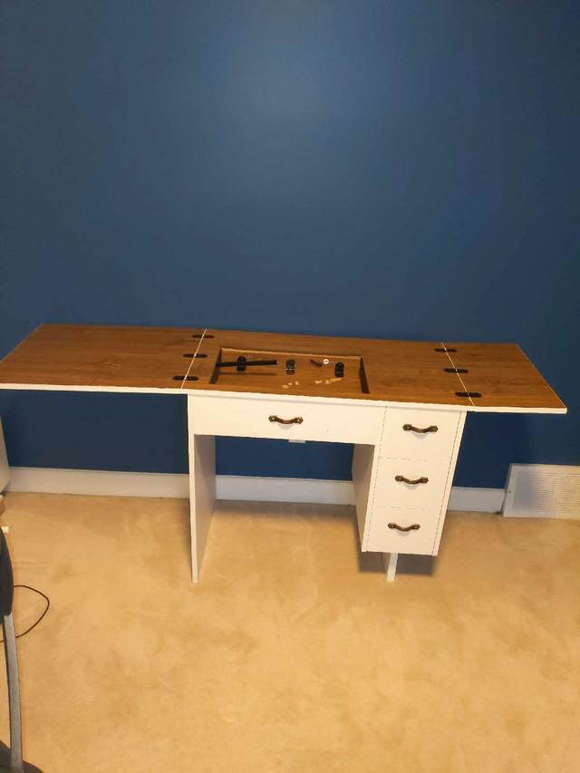 White Sewing Machine Cabinet Table dans Autres tables  à Comté de Strathcona - Image 2