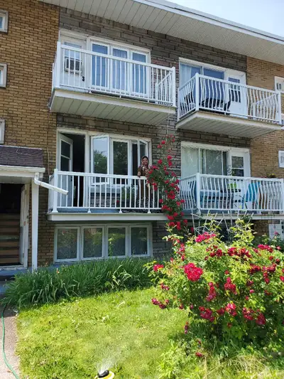 One private room with separate entrance to share the apartment . It is a furnished room. Shops inclu...
