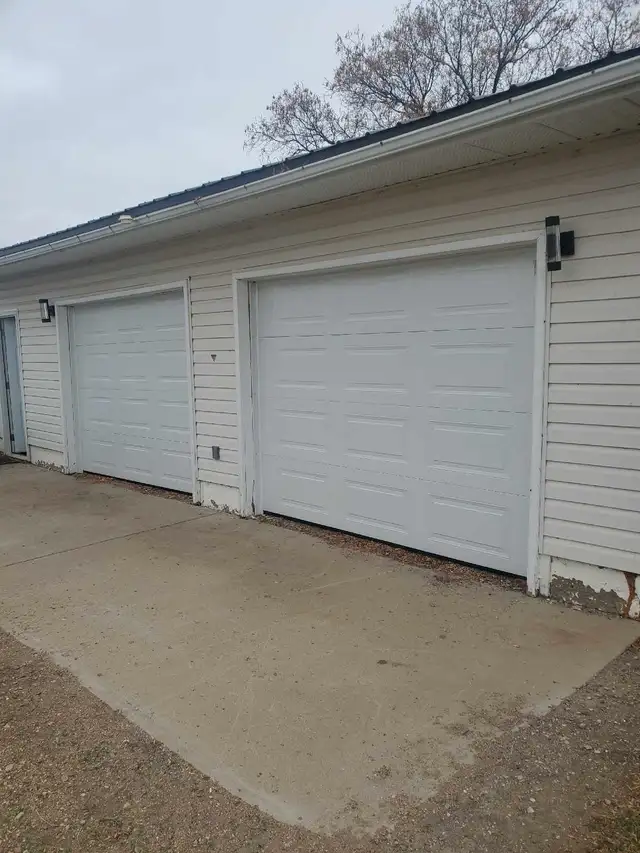 GARAGE DOOR REPAIRS   306 716 105363007357648001123