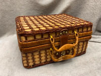 VINTAGE WICKER PICKNIC BASKET WITH ACCESSORIES LEATHER STRAP