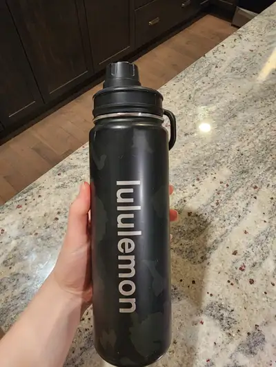 Lululemon Waterbottle in very good condition, View more
