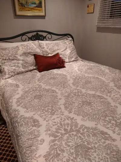 LIT STYLE ANTIQUE AVEC MATELAS QUEEN MATELAS 11 Pouces d'épaisseur STE-CATHERINE