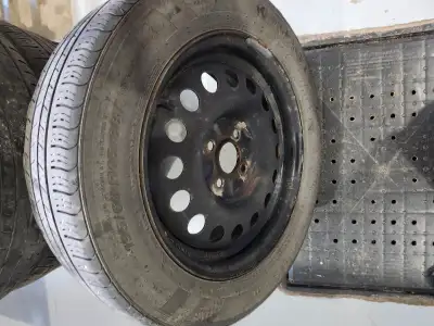 Roue acier en bonne état 4X100 avec pneus 195 60 R15 usés a plus de 50% était sur civic 2004