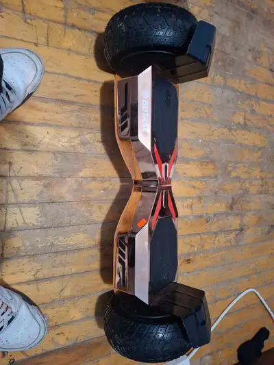 L'hoverboard, aussi nommé skate électrique ou gyroskate, est un véhicule électrique gyroscopique à d...