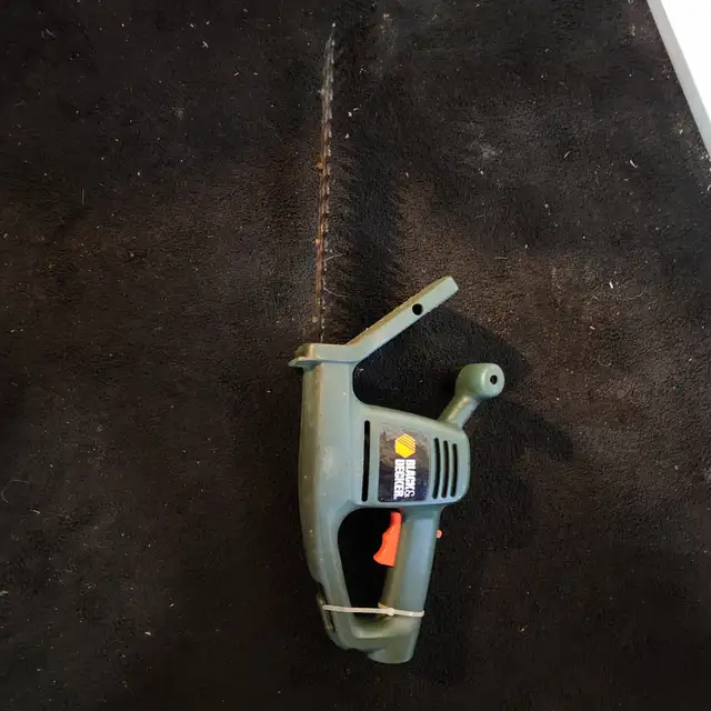 13'' hedge trimmer black & decker green in Lawnmowers & Leaf Blowers in Oakville / Halton Region - Image 4