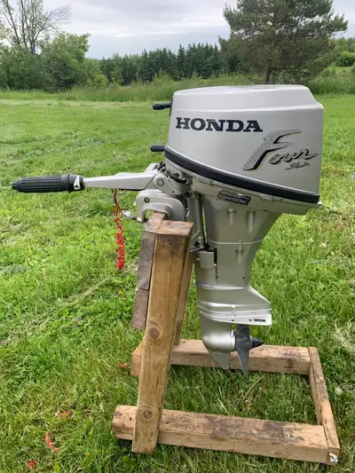Clean Honda 8HP fourstroke short shaft outboard motor. Extreme low hours. Runs and shifts perfectly...