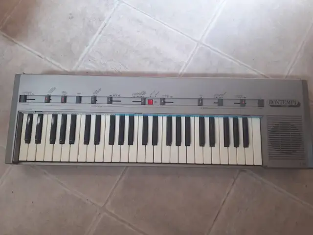 Vintage Bontempi Master X 401 - Electronic Organ piano keyboard in Pianos & Keyboards in Calgary - Image 2