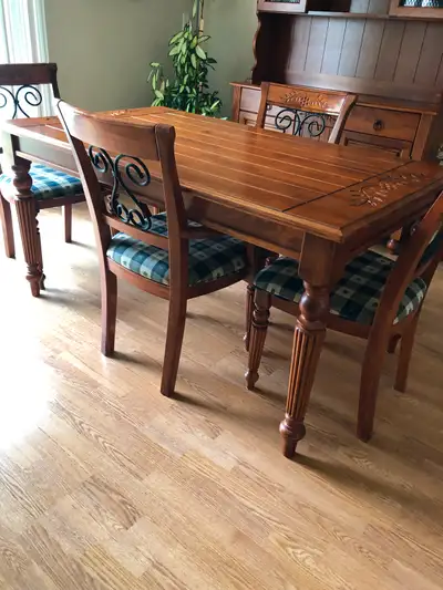Ensemble de salle à diner en chêne incluant buffet et vaisselier, View more