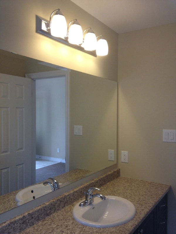 Beautiful bright Master suite for rent (All Utilities Included) Room