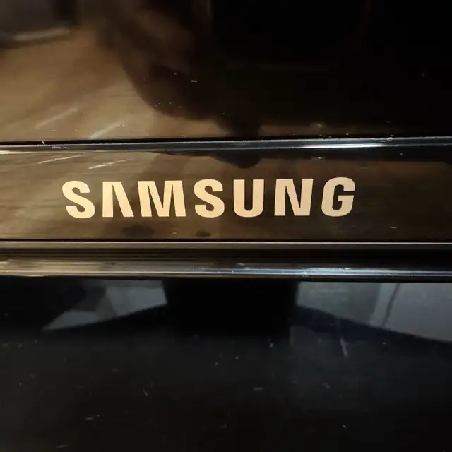 Samsung Smart TV 32 inches in TVs in City of Toronto - Image 2