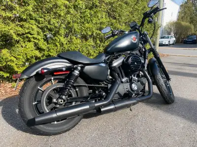 Tres beau Iron 883 2020 , noir mat, pneu comme neuf , phare et flasher avant Led, deux sièges solo,...