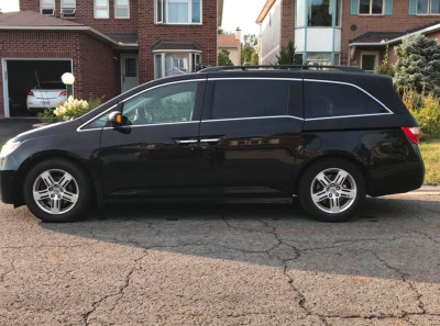 2012 Honda Odyssey TOURING- FULLY LOADED-LEATHER-ROOF-NAV- 8 PAX