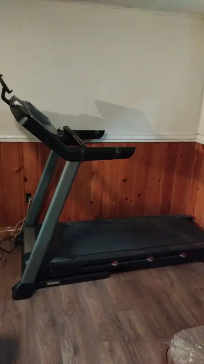 Treadmill / tapis roulant, View more