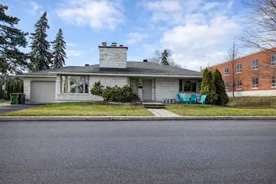 Located on sought-after Av. Lilas, this well-maintained bungalow offers a versatile layout with grea...