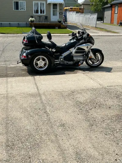 $33,000 or best offer. Serious offers only. 2012 Honda goldwing gl 1800 trike with champion trike bo...