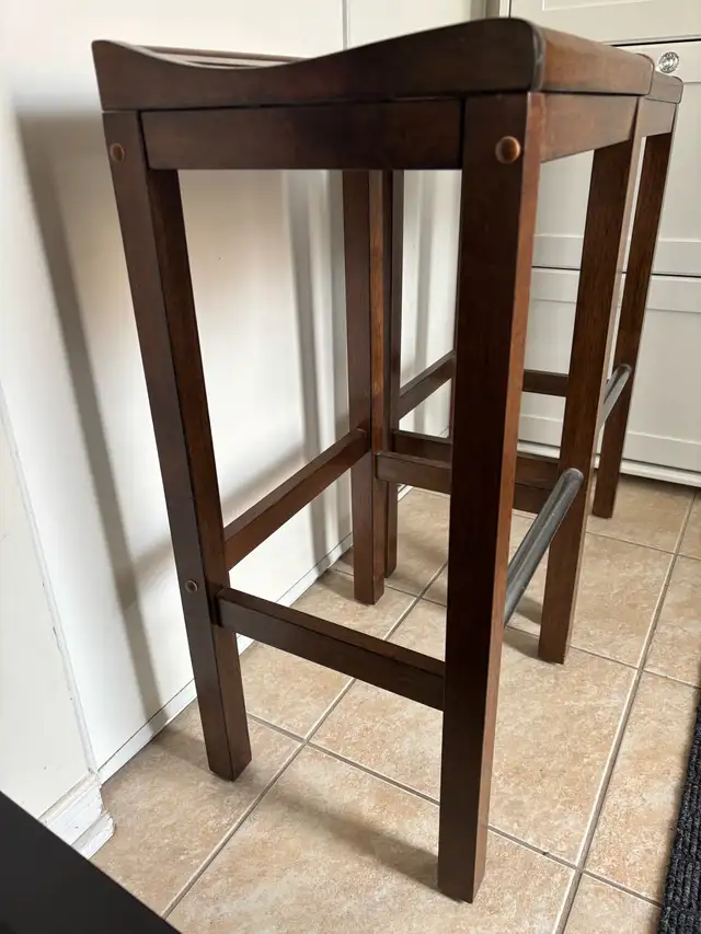 Set of Two Wooden Bar Stools in Chairs & Recliners in Oakville / Halton Region - Image 8