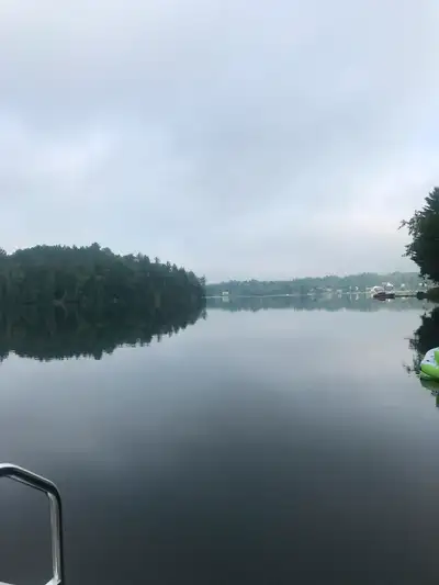 Location 32 jours et plus *** Excellent Prix 3900$ Bord de l’eau ! Très joli chalet situé sur sur le...