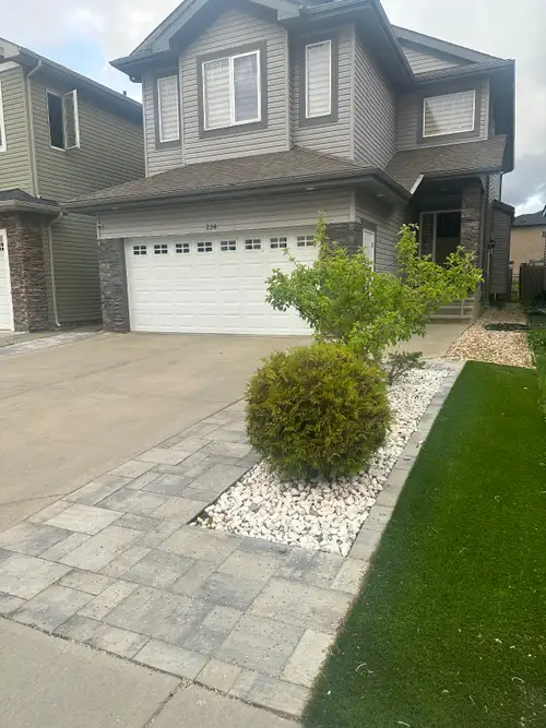 Beautiful 5-bedroom house with 3.5bathrooms available for rent in Albany. The main floor has three b...