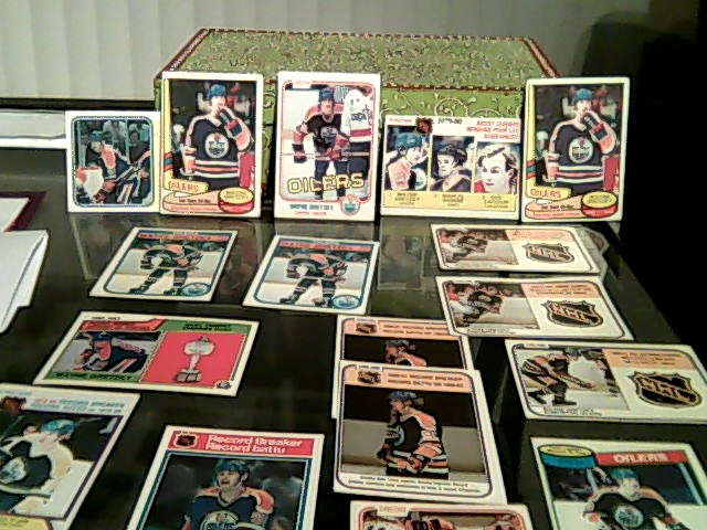 Wayne Gretzky Rookie Hockey Card & (800+) cards & other items in Arts & Collectibles in Burnaby/New Westminster - Image 2