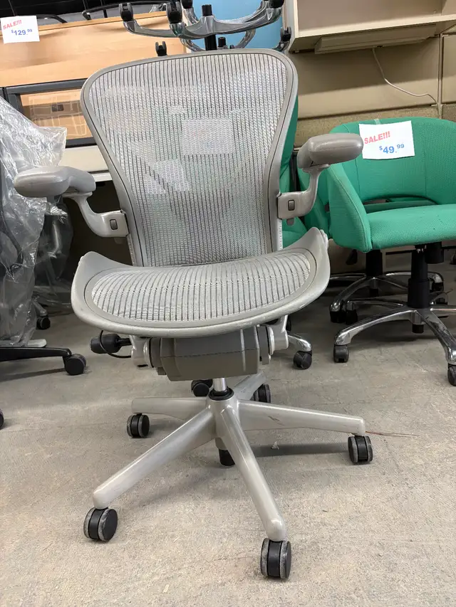 Herman miller silver size b in excellent condition $750 each in Chairs & Recliners in Mississauga / Peel Region - Image 2