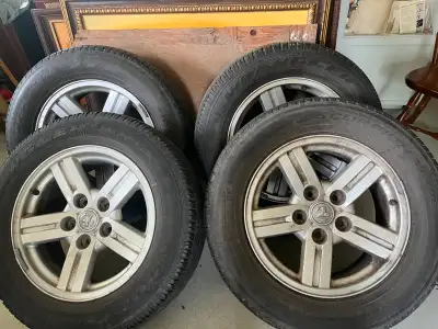 Set de 4 pneus (2 Goodyear and 2 Pirelli), avec les jantes en acier. R-18 265/60