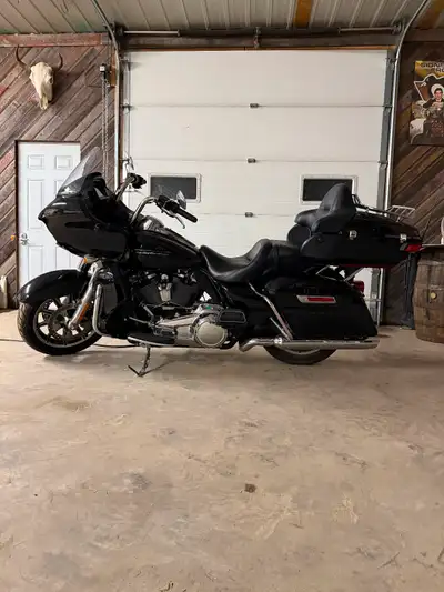 2018 Harley Davidson Road Glide. 28, 600km Like new condition Located in Russell Manitoba serious in...