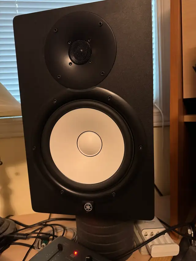 (2) Yamaha HS8 Powered Studio Reference Monitors in Pro Audio & Recording Equipment in Ottawa - Image 2