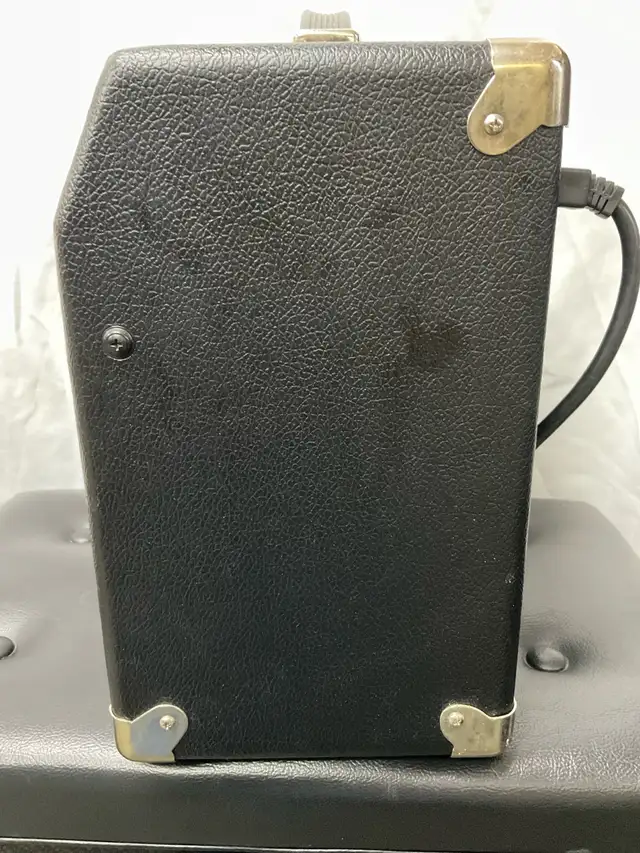 FENDER CHAMPION 20 in Amps & Pedals in North Bay - Image 7