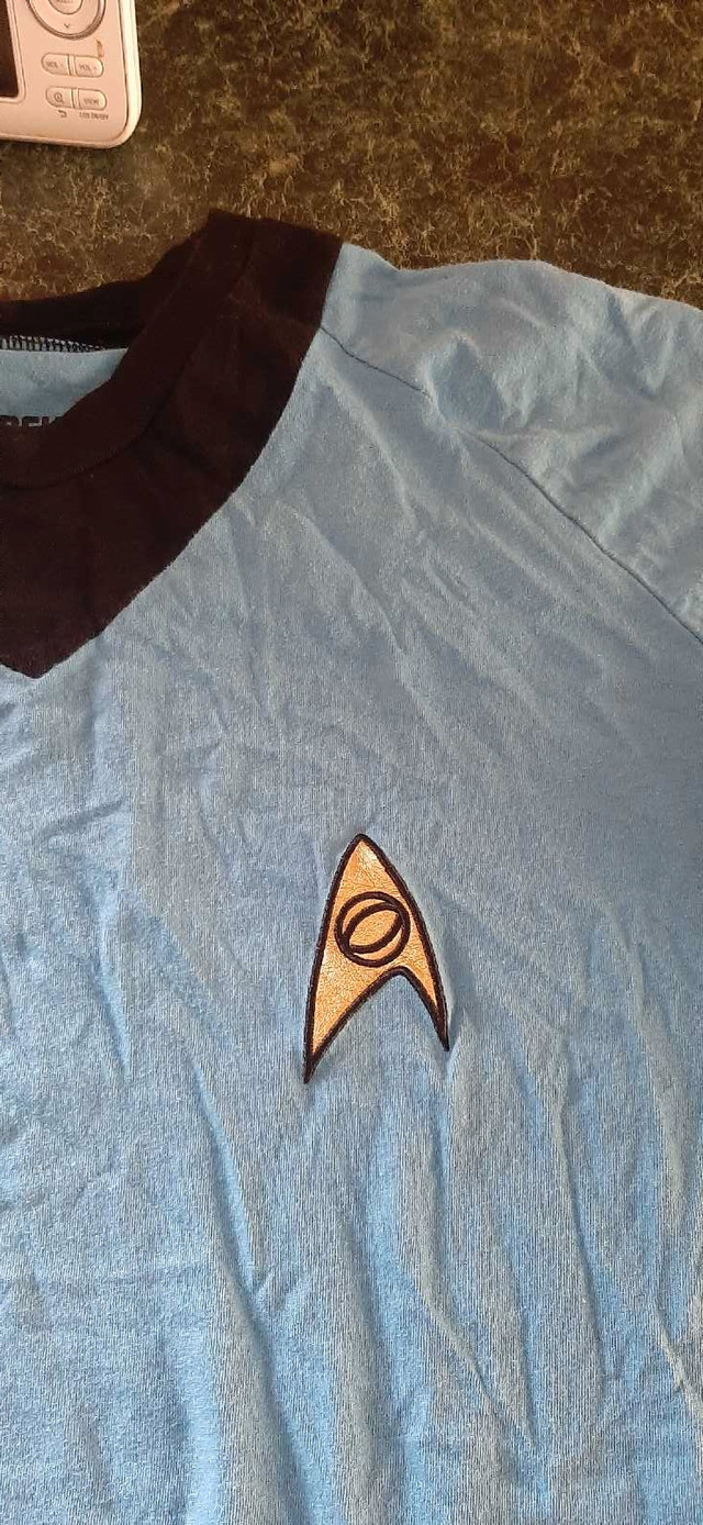 Medium Star Trek shirt in Costumes in Trenton - Image 2