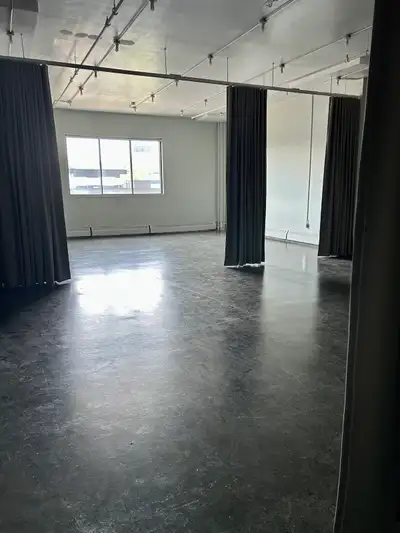 Lofts commercial situé dans un immeuble commercial au cœur du Mile Ex, à quelques pas de la Petite-I...