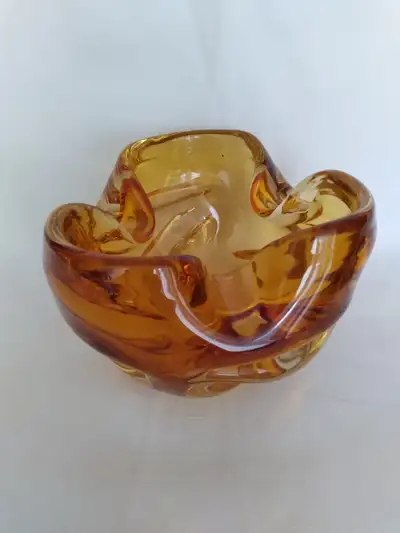 A NICE VINTAGE HEAVY HAND BLOWN GLASS ASHTRAY IN AMBER COLOR BY CHALET CANADA. IT IS IN PERFECT COND...