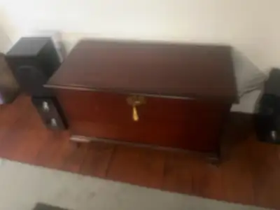 Excellent coffre de rangement et décor, trés assez grand vous permet de gagner de l'espace et décor...