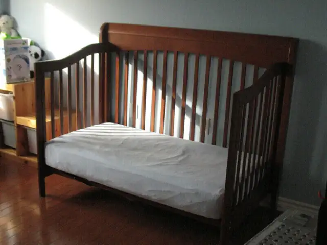 Baby crib, change table/Furniture Bedroom Set in Cribs in Peterborough - Image 6