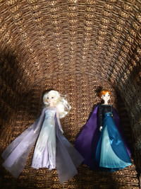 Lot de deux poupées d'Anna et d'Elsa