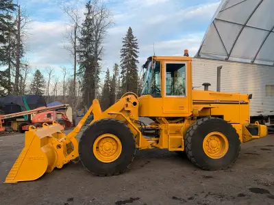Excellent wheel loader ready to go. Has third valve for auxiliary hydraulic attachments. Hydraulic c...