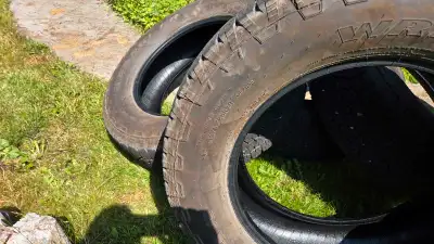 Four 275/65/20 Goodyear wrangler tires. 3000km . Took off a new 2500 GMC .perfect condition.